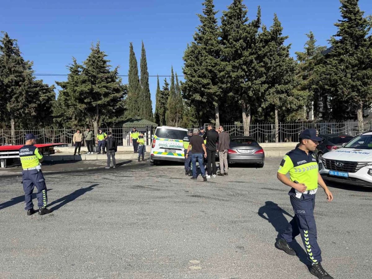 İstanbul Silivri ilçesinde, TEM Bağlantı yolu üzerinde jandarma aracı ile sivil araç çarpıştı. Kazada 3 jandarma persone