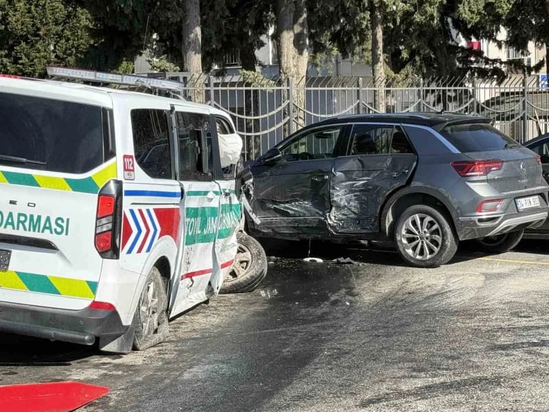 İstanbul Silivri ilçesinde, TEM Bağlantı yolu üzerinde jandarma aracı ile sivil araç çarpıştı. Kazada 3 jandarma persone
