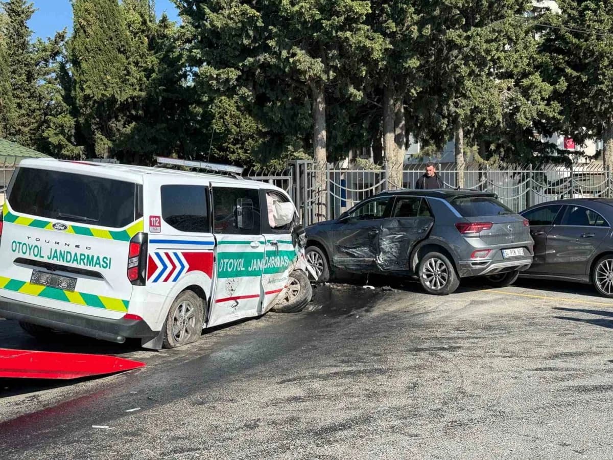 Silivri TEM Bağlantı yolu üzerinde jandarma aracı ve sivil araç kazası sonrası olay yeri