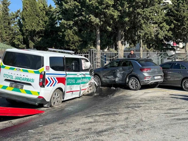 Silivri TEM Bağlantı yolu üzerinde jandarma aracı ve sivil araç kazası sonrası olay yeri