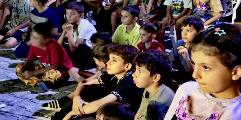 Şırnak’ın Silopi ilçesinde çocuklar ve aileler, yaz akşamında açık hava sinemasında buluştu. Cudi Mahallesi’nde düzenlen