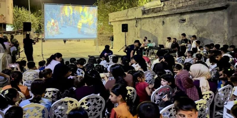 Şırnak’ın Silopi ilçesinde çocuklar ve aileler, yaz akşamında açık hava sinemasında buluştu. Cudi Mahallesi’nde düzenlen