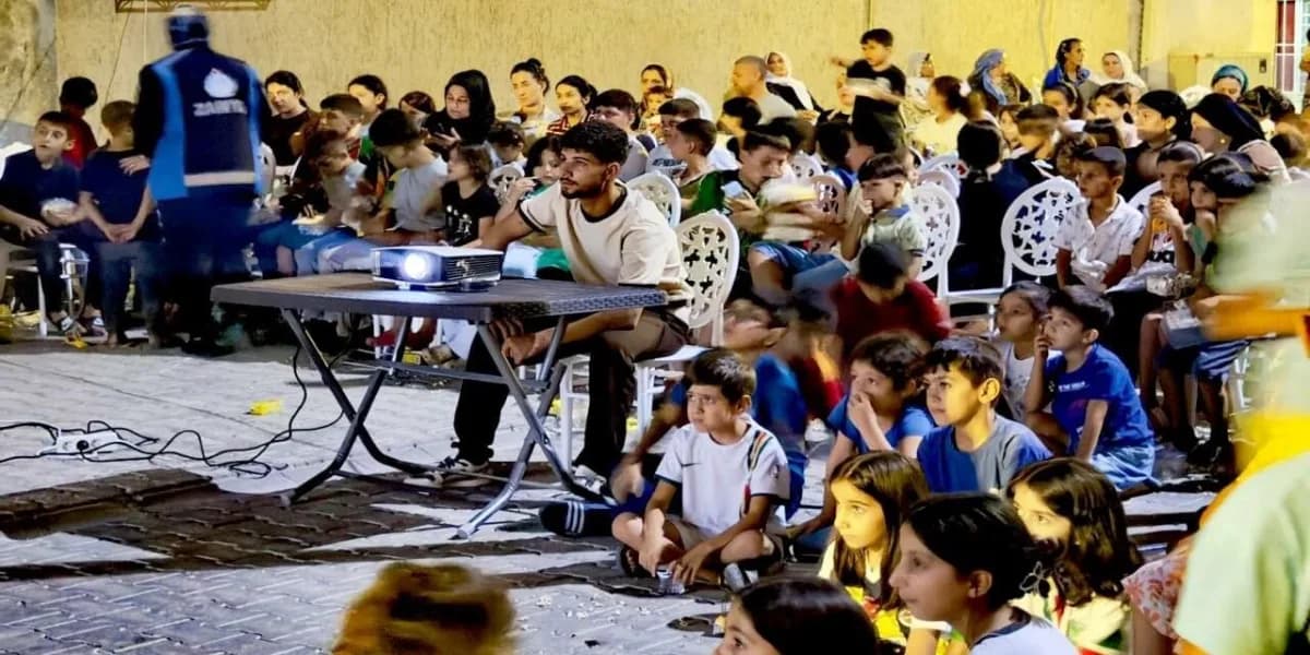 Şırnak’ın Silopi ilçesinde çocuklar ve aileler, yaz akşamında açık hava sinemasında buluştu. Cudi Mahallesi’nde düzenlen
