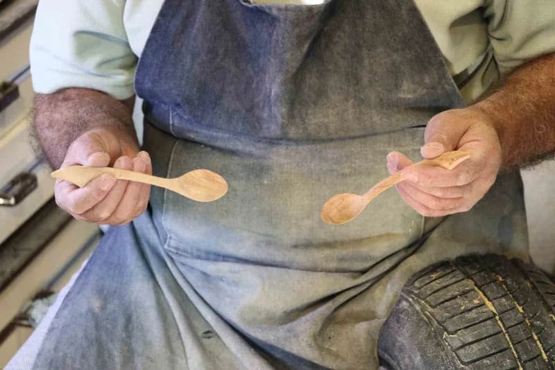 Sivas’ta unutulmaya yüz tutmuş mesleklerden biri olan kaşık oymacılığı ustası, bebekler için ürettiği kullanışlı ve sağl
