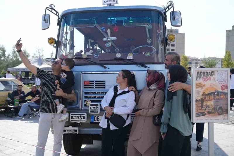 Sincan Park'ta 2 gün süren 'Klasik Otomobil Festivali' Otomobil tutkunları tarafından yoğun ilgi gördü.