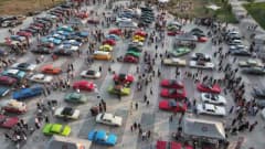 Sincan Park’ta düzenlenen Klasik Otomobil Festivali’nde sergilenen çeşitli klasik otomobiller ve ziyaretçiler
