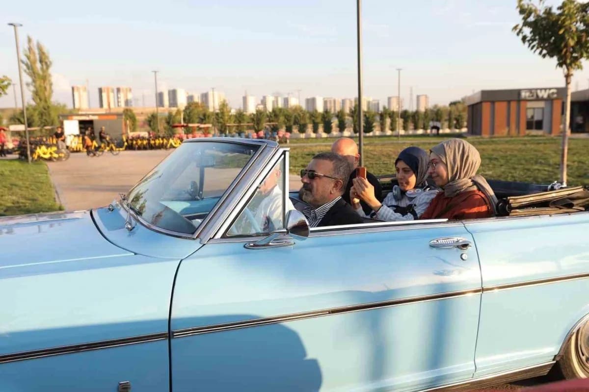 Sincan Park'ta 2 gün süren 'Klasik Otomobil Festivali' Otomobil tutkunları tarafından yoğun ilgi gördü.
