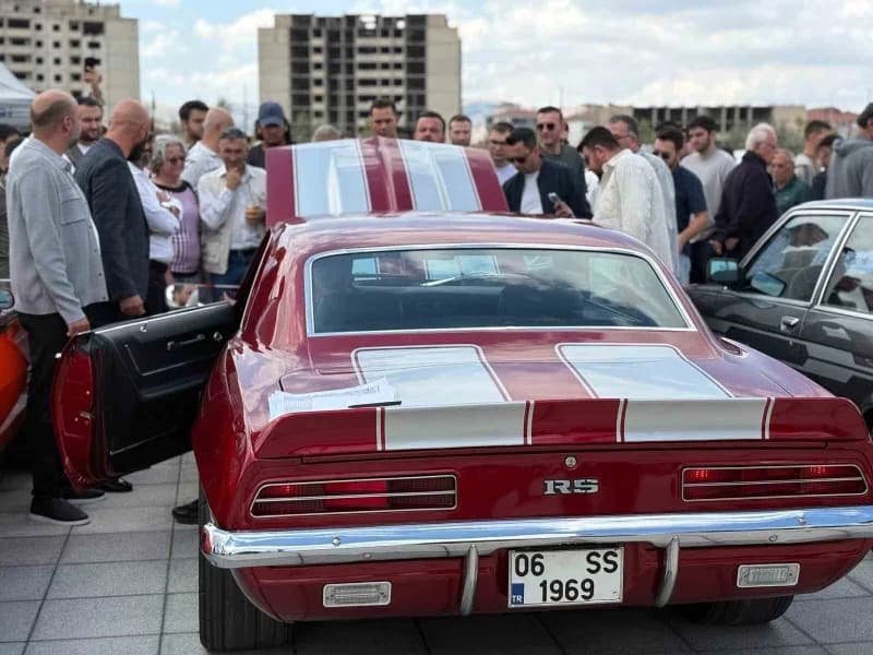 Sincan Park'ta 2 gün süren 'Klasik Otomobil Festivali' Otomobil tutkunları tarafından yoğun ilgi gördü.