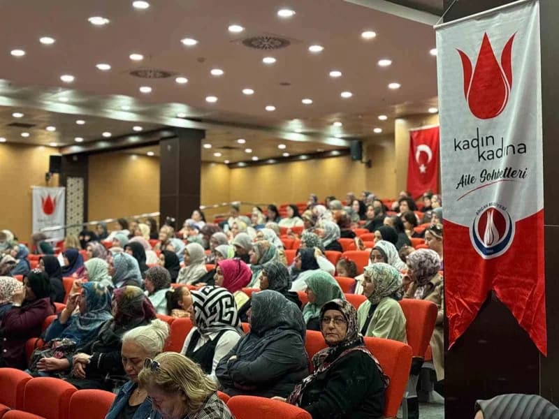 Lale Konferans Salonu'nda gerçekleşen söyleşide, Aile içinde verilen dini eğitimin önemi, özellikle ergenlik döneminde g