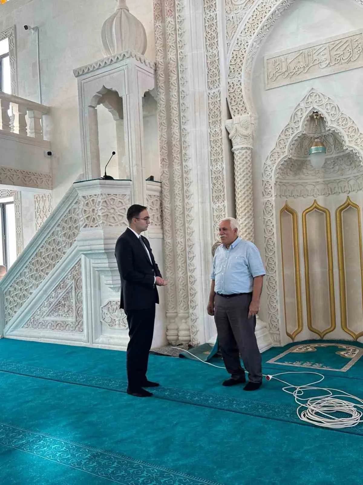 Adıyaman’ın Sincik Kaymakamı Fatih Yıldız, yapımı tamamlanma aşamasına gelen Söğütlü Camii ile Sincik Müftülüğüne bağlı