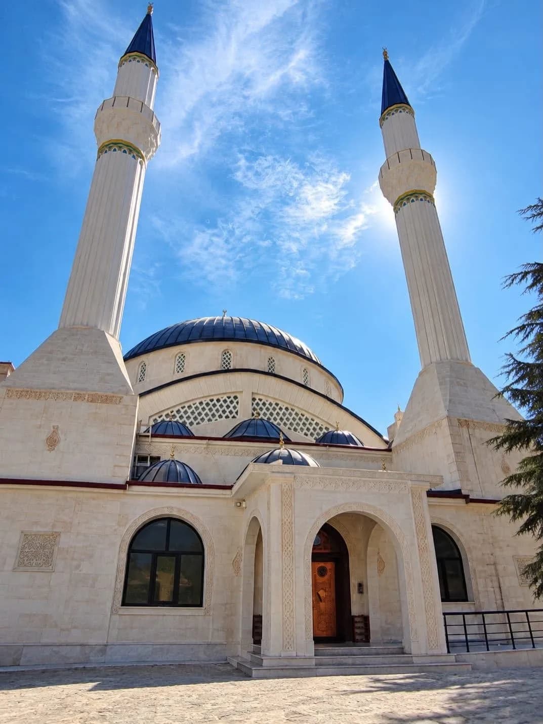 Sincik Kaymakamı Fatih Yıldız Söğütlü Camii ve Hz. Mus’ab Bin Umeyr Gençlik Merkezi’nde inceleme yaparken