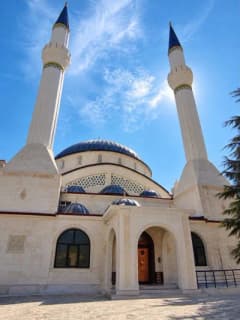 Sincik Kaymakamı Fatih Yıldız Söğütlü Camii ve Hz. Mus’ab Bin Umeyr Gençlik Merkezi’nde inceleme yaparken