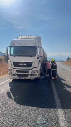 Balıkesir Sındırgı ilçesinde seyir halindeki araçta çıkan yangın itfaiye ekipleri tarafından söndürülüyor