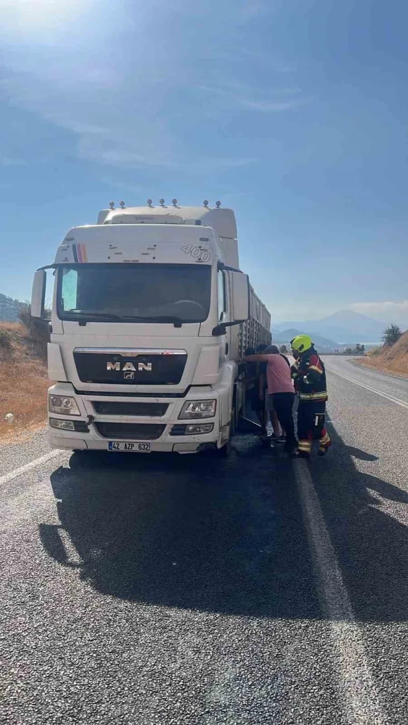 Balıkesir Sındırgı ilçesinde seyir halindeki araçta çıkan yangın itfaiye ekipleri tarafından söndürülüyor