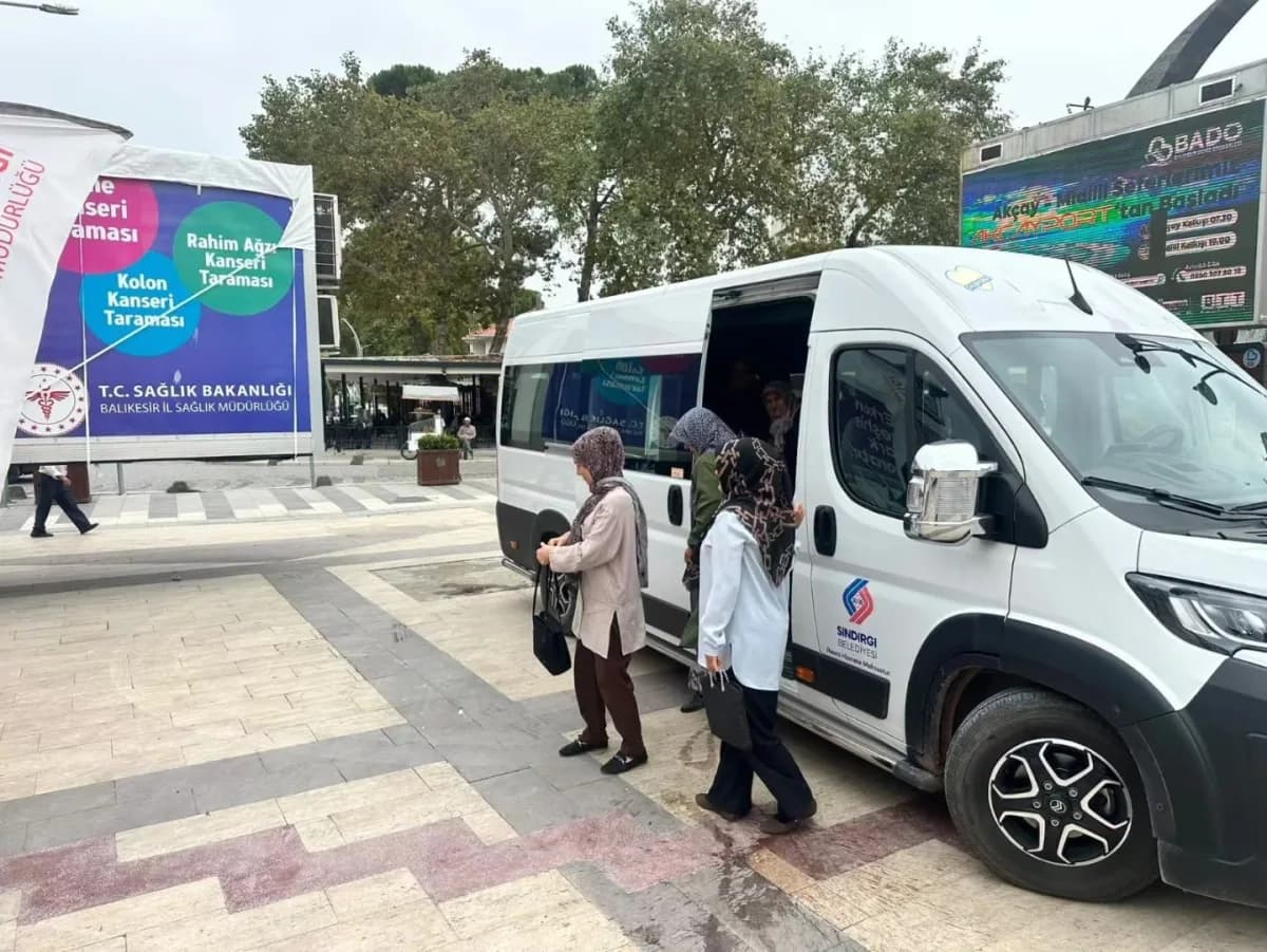 Sındırgı’da kadınlara kanser taraması için ulaşım desteği sağlanırken, Mobil Kanser Tarama Tırı Cumhuriyet Meydanı’nda h