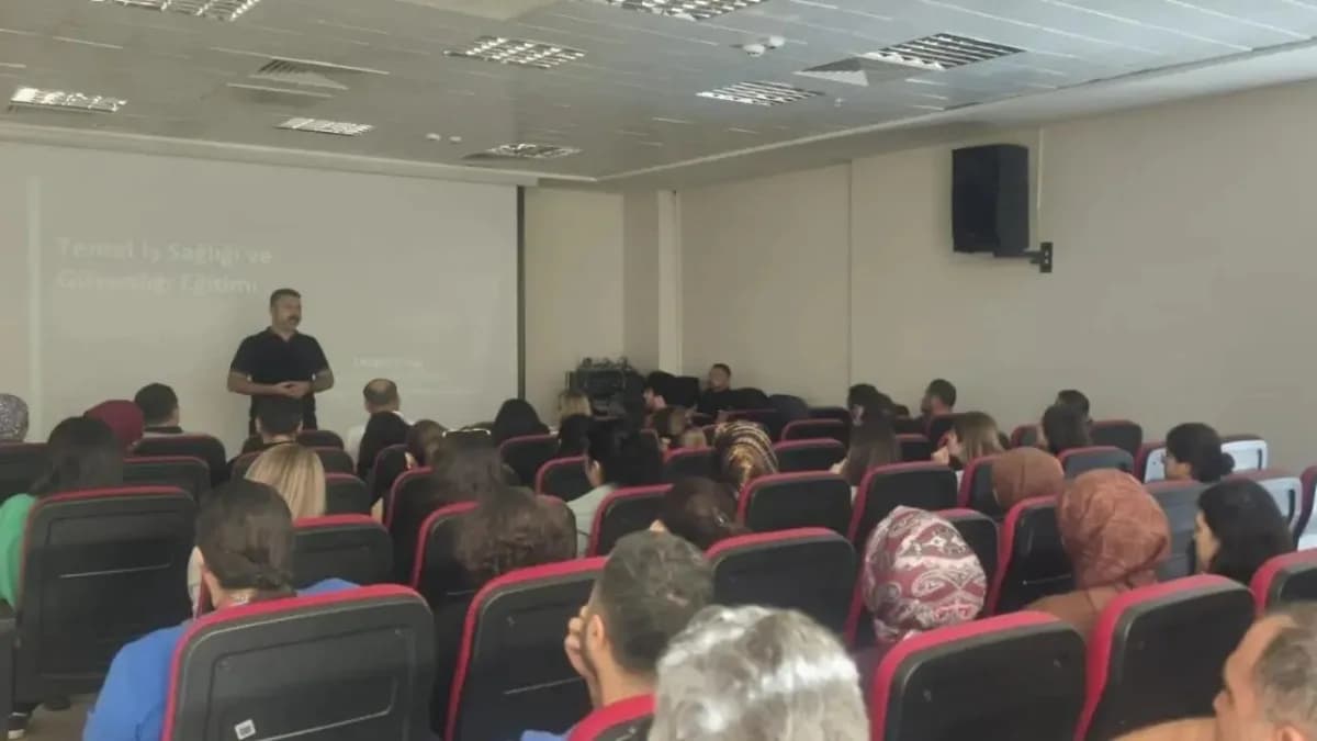 Sinop Ayancık Devlet Hastanesi’nde iş sağlığı ve güvenliği eğitimi alan sağlık çalışanları