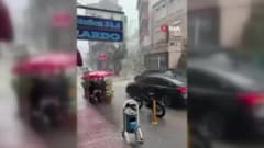 Sinop Ayancık’ta sağanak yağış sonrası suyla dolan cadde ve sokaklar, araçlar sular altında kaldı