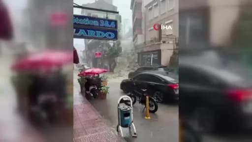 Sinop Ayancık’ta sağanak yağış sonrası suyla dolan cadde ve sokaklar, araçlar sular altında kaldı