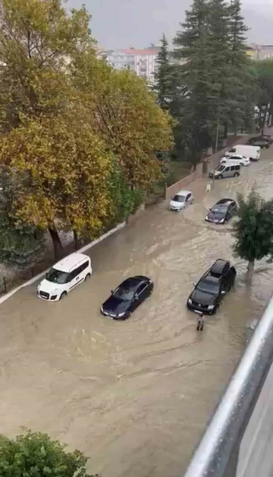 Sinop’un Ayancık ilçesinde etkili olan sağanak yağış nedeniyle ilçenin bazı noktalarında su birikintileri oluşurken, ula