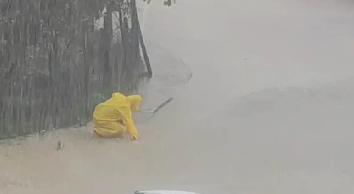 Sinop Ayancık ilçesinde sağanak yağış sonrası cadde ve sokaklarda oluşan su birikintileri