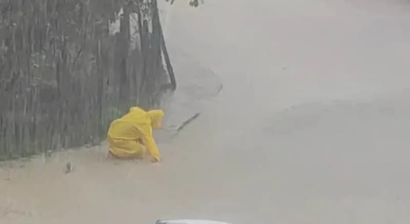 Sinop Ayancık ilçesinde sağanak yağış sonrası cadde ve sokaklarda oluşan su birikintileri