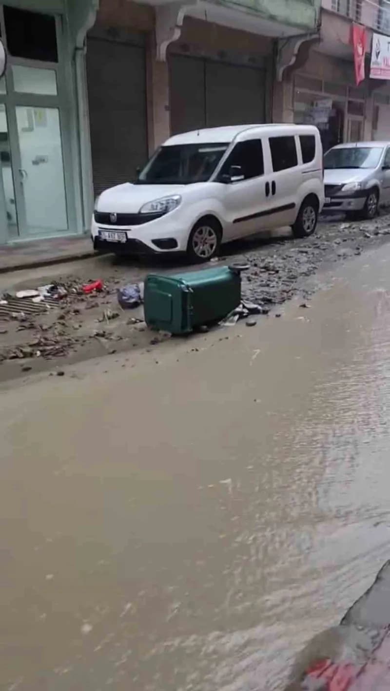 Sinop’un Ayancık ilçesinde etkili olan sağanak yağış nedeniyle ilçenin bazı noktalarında su birikintileri oluşurken, ula