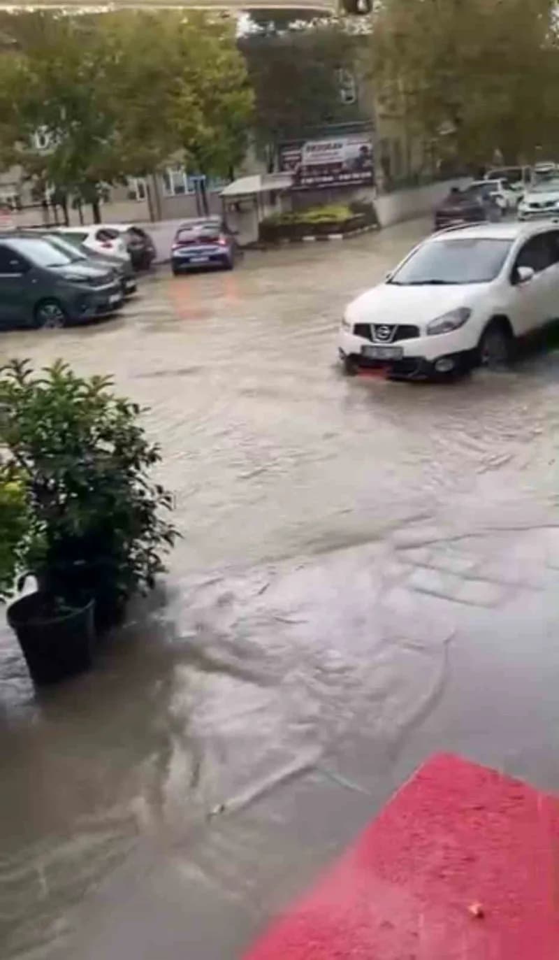 Sinop’un Ayancık ilçesinde etkili olan sağanak yağış nedeniyle ilçenin bazı noktalarında su birikintileri oluşurken, ula