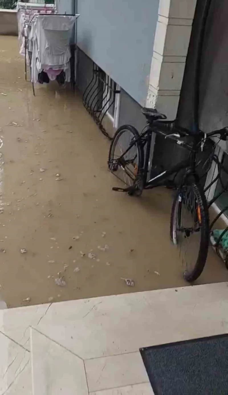 Sinop’un Ayancık ilçesinde etkili olan sağanak yağış nedeniyle ilçenin bazı noktalarında su birikintileri oluşurken, ula
