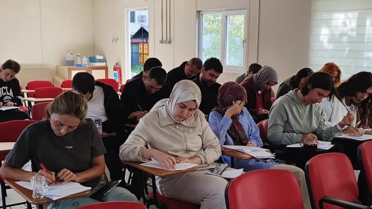 Sinop Gerze Şehit Dr. Sena Sakin Devlet Hastanesi toplantı salonunda temel yenidoğan bakımı eğitimi