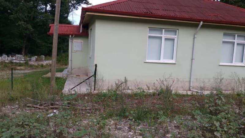Mahallenin mezarlığındaki mescit