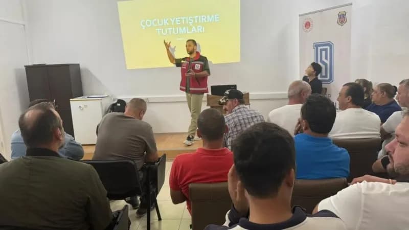 Sinop'ta denetimli serbestlik kapsamındaki bireylere çocuk yetiştirme tutumları eğitimi verilirken eğitimden bir kare