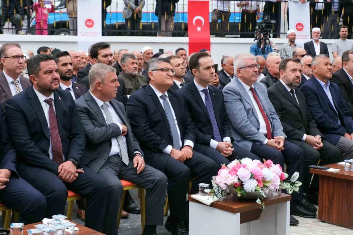 Sinop’un Durağan ilçesinde Türkiye Diyanet Vakfı ve hayırseverlerin katkılarıyla tamamlanan 400 kişi kapasiteli Yeni Cam