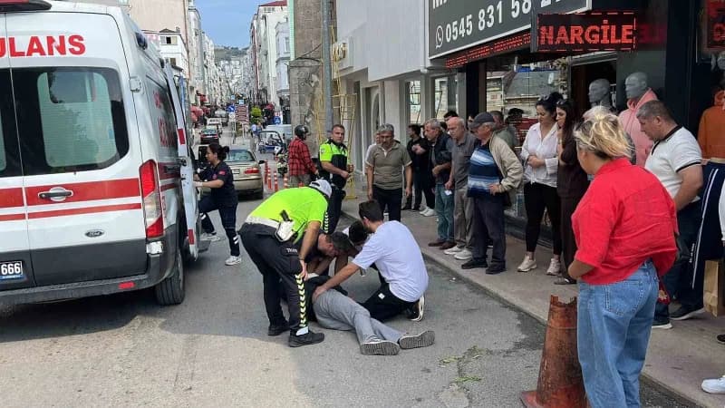 Sinop’ta yol kenarında telefonuna baktığı sırada sara krizi geçirdiği öğrenilen genç, seyir halindeki otomobile yandan ç