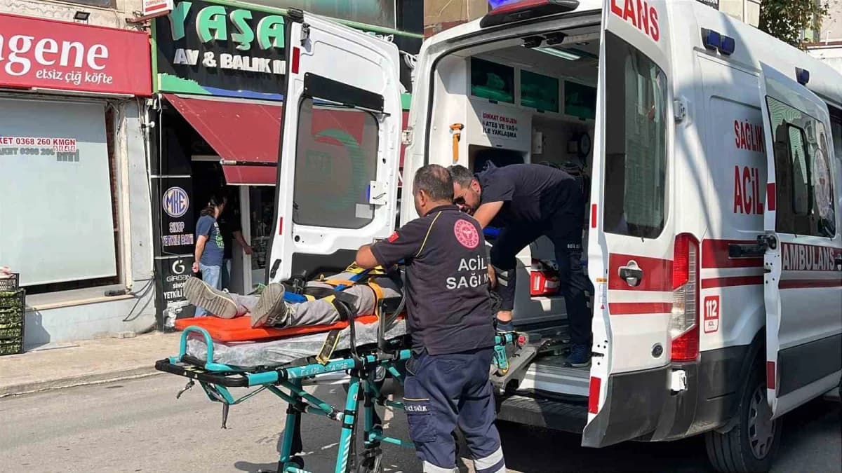 Sinop’ta yol kenarında telefonuna baktığı sırada sara krizi geçirdiği öğrenilen genç, seyir halindeki otomobile yandan ç