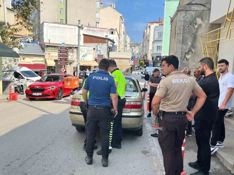 Sinop Kaleyazısı Mahallesi Cumhuriyet Caddesi’nde epilepsi krizi geçiren genç otomobile çarptı