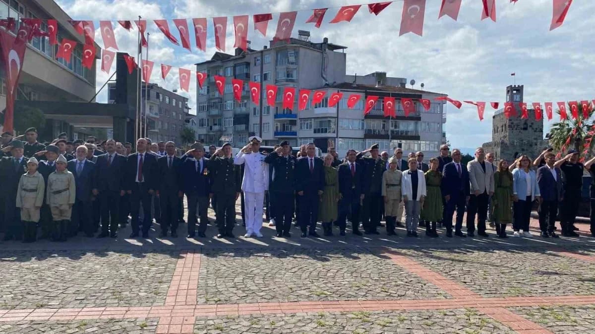 Sinop Atatürk Anıtı önünde 19 Eylül Gaziler Günü töreni sırasında çelenk sunumu ve katılımcılar