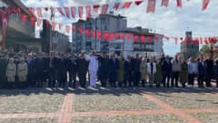 Sinop Atatürk Anıtı önünde 19 Eylül Gaziler Günü töreni sırasında çelenk sunumu ve katılımcılar