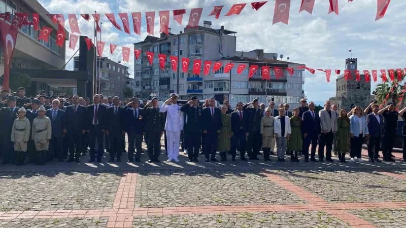 Sinop Atatürk Anıtı önünde 19 Eylül Gaziler Günü töreni sırasında çelenk sunumu ve katılımcılar