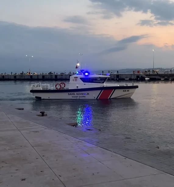 Sinop kıyılarında Sahil Güvenlik botu gezi teknelerini uzaktan kontrol ediyor