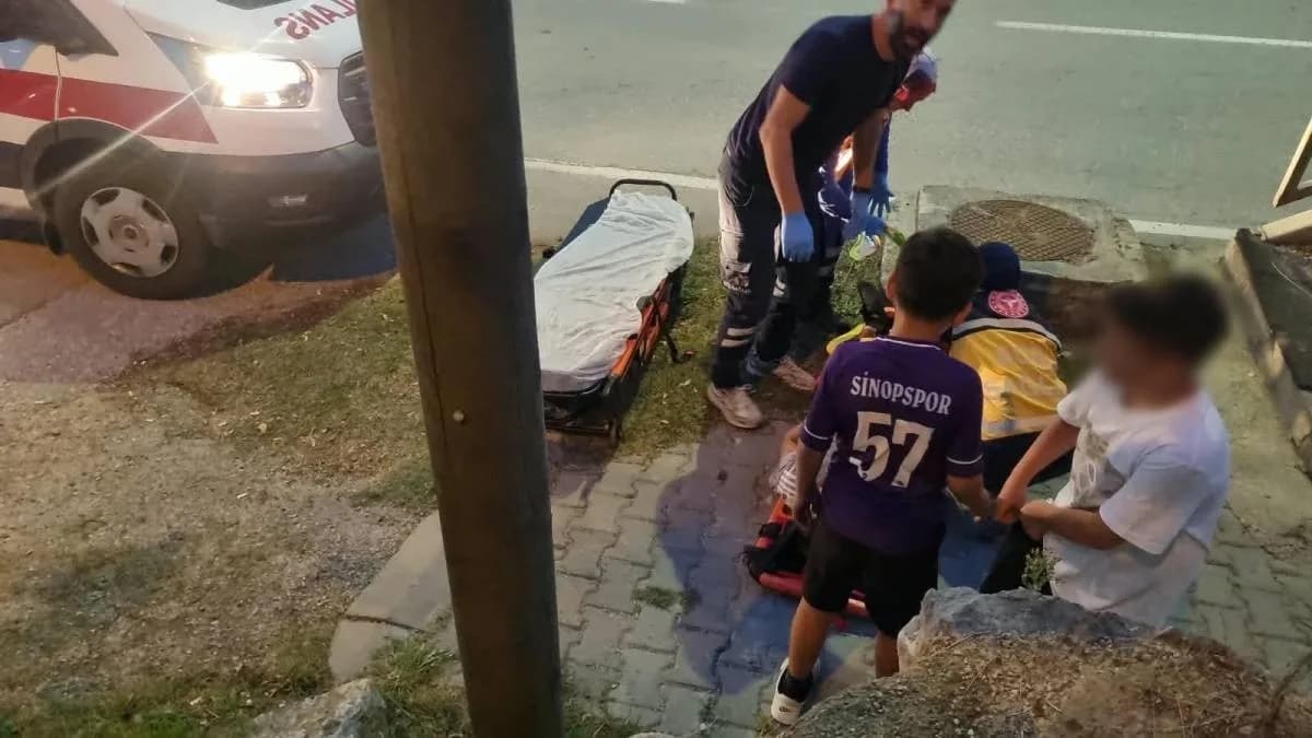 Sinop'ta üst geçit merdiveninden düşen bir çocuk hafif şekilde yaralandı.
