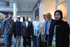 Sinop Askeri Gazino Binası önünde Sinopale 10. Uluslararası Sinop Bienali afişi ve sanat etkinliği hazırlıkları