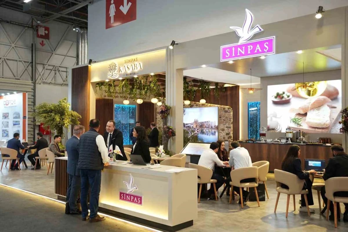 Sinpaş'ın MÜSİAD EXPO 2026'da doğa ve sahil temalı standında Tatil Evi konsepti tanıtılıyor