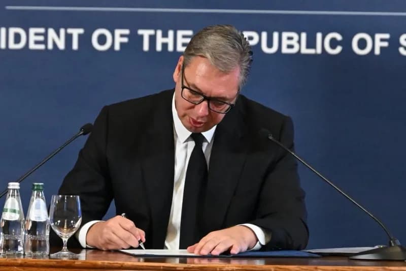 Sırbistan Cumhurbaşkanı Aleksandar Vucic basın toplantısında görevinden istifa ettiğini açıklıyor