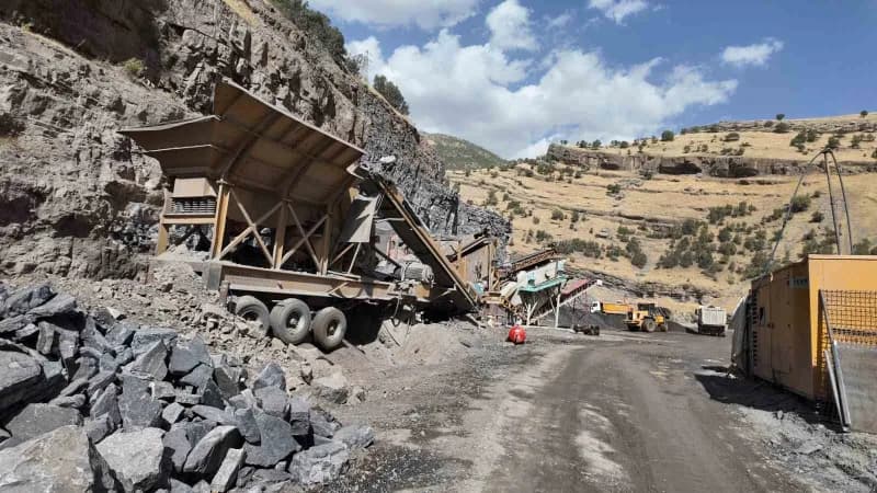 Şırnak’ta devlet yatırımlara hız verdi, yıllardır bekleyen yol hasreti son buluyor. Beytüşşebap ilçe yolu tek şeritten ç