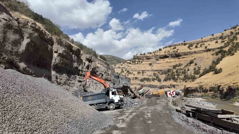 Şırnak’ta devlet yatırımlara hız verdi, yıllardır bekleyen yol hasreti son buluyor. Beytüşşebap ilçe yolu tek şeritten ç