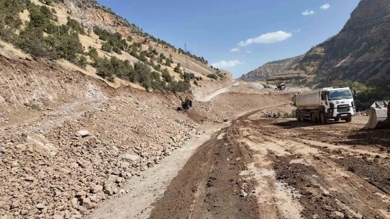 Şırnak Beytüşşebap ilçesinde yol genişletme ve dere ıslah çalışmaları devam ediyor