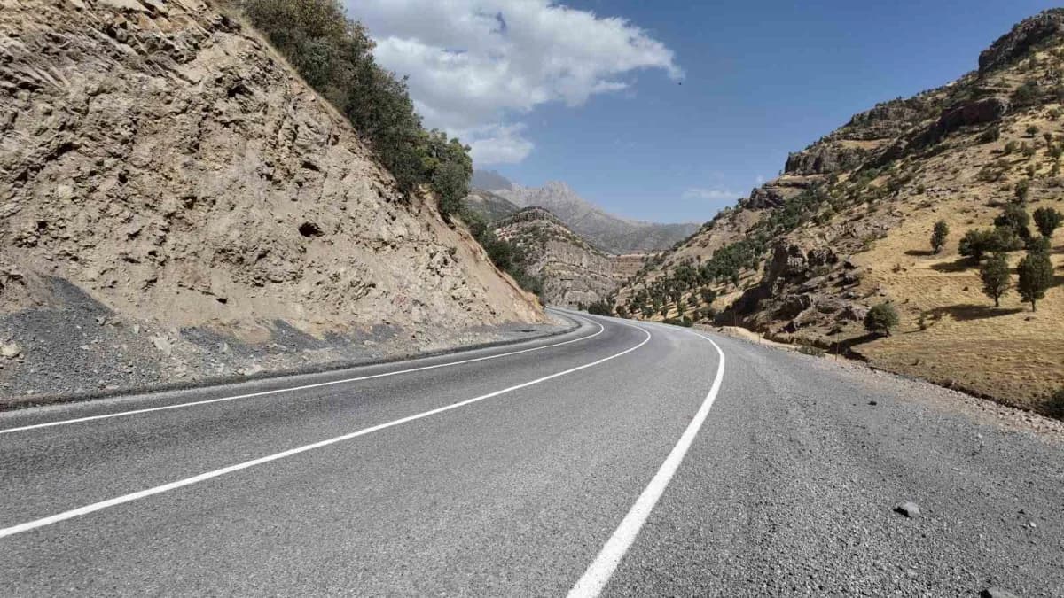 Şırnak’ta devlet yatırımlara hız verdi, yıllardır bekleyen yol hasreti son buluyor. Beytüşşebap ilçe yolu tek şeritten ç