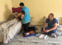 Şırnak’ta sağlık ekipleri evlerde sağlık hizmeti sunarken görüntüleniyor