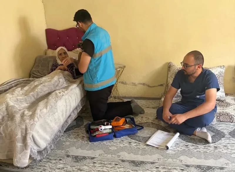 Şırnak’ta sağlık ekipleri evlerde sağlık hizmeti sunarken görüntüleniyor