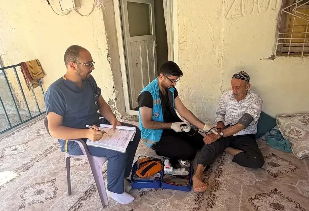 Şırnak’ta Sağlık hizmetine ulaşmakta güçlük yaşayan vatandaşlar için ekipler adeta kapı kapı dolaştı. Evde Sağlık Hizmet
